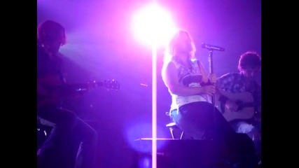 Kelly Clarkson Behind These Hazel Eyes Live Short Acoustic Version Fantasy Springs Casino, Indio 