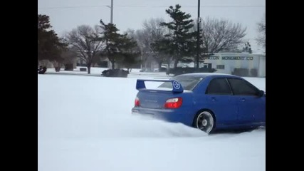 Субару си играе в снега 