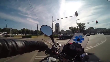 Парамедик с мотоциклет си проправя път през града в час пик при спешен случай!