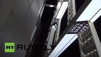 52-годишен катерач изкачва най-високия усукан небостъргач в света