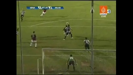 Роналдиньо намира по много добър начин топката 