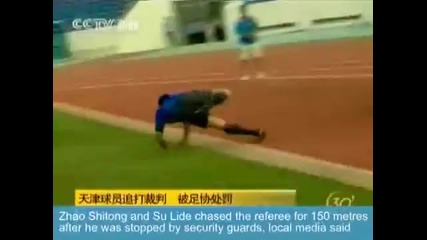 Много Ядосан Китайски Футболист Гони Съдията 
