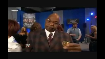 Santino се прави на Undertaker и плаши Theddy Long 