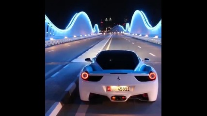 E На Това Муса Вика Ferrari 458