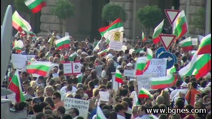 Шумно, но мирно, хиляди протестират в центъра на София