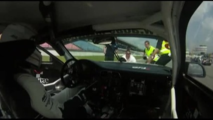Top Gear - Момиче припада върху капака на кола преди състезание 