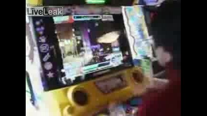 Това Момиче Никои Немои Го Бие На Игри