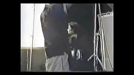 Майкъл Джаксън се опитва да свали потника на момиче 