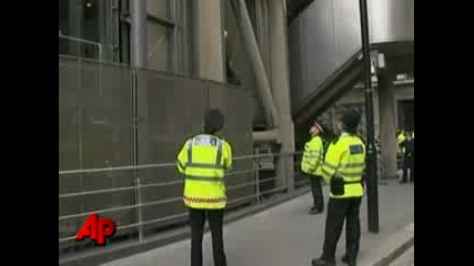 Спайдърмен катери Lloyds building по време на среща на G20 