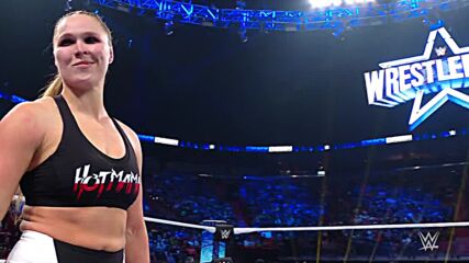 Ronda Rousey makes Charlotte Flair tap-out after scoring the win in her SmackDown debut