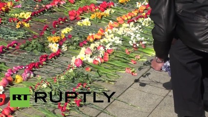 Latvia: Thousands celebrate V-Day in Riga with floral tributes to Red Army