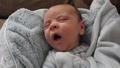 Сладко бебе се събужда със много странни емоции