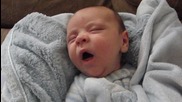 Сладко бебе се събужда със много странни емоции