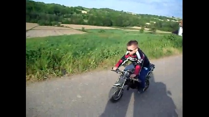 5 Годишно дете кара мотор