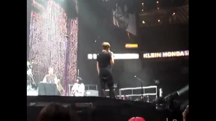 Justin Bieber пее Happy Birthday