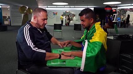 Незрящ и глух фен на Бразилия следи Мондиала по особен начин