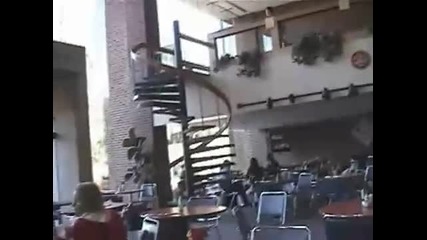 Човек пада по стълбите.