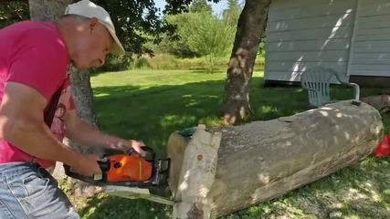 Човек прави бухали от дърво с моторна резачка