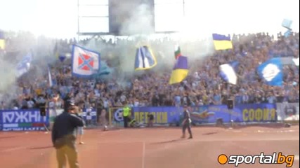 Сини балони и ленти - първата хореография на Сектор Б -