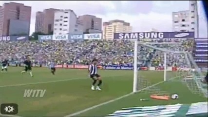 Бразилски национал вкара гол от центъра 