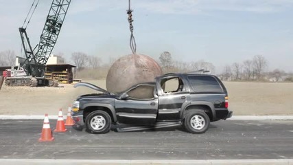 Wrecking топка разбива кола 