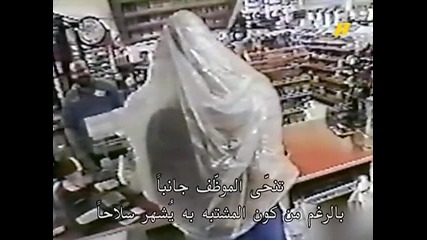 Мъж обира магазин наметнат с найлон 