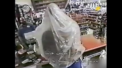 Мъж обира магазин наметнат с найлон