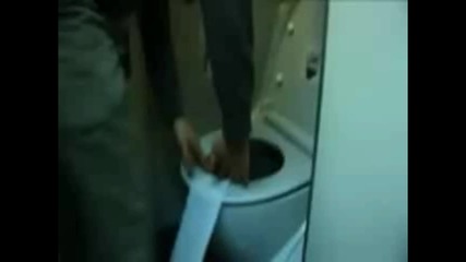 Як номер с тоалетна хартия в самолета
