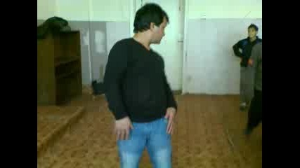 uchitelqt pravi zadno salto
