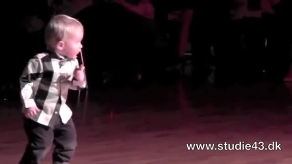 този двегодишен танцьор ще ви очарова