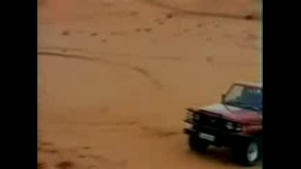 Скачане с кола на пясък - смях 