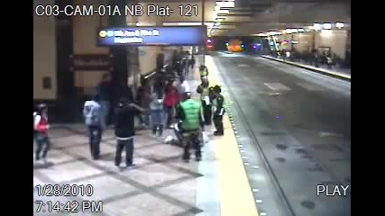 Пияни момичета се спукват от бой в метро 
