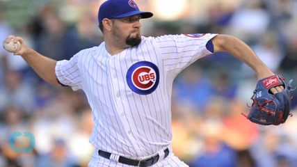 Father's One-Handed Catch While Holding a Baby at the Cubs-Dodgers Game Is Amazing