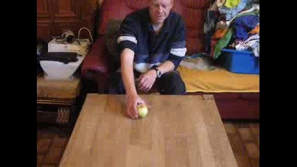 Здрави ръце! Буквално разкъса ябълката!