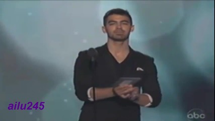 Joe Jonas връчва наградата Radio Edit на Rihanna