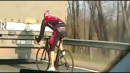 Велосипедист кара 80 km/h зад камион