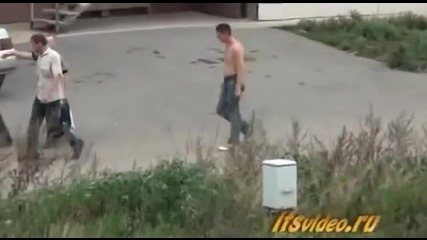 Бой един на един, не… двама срещу един, не трима, всеки за себе си!