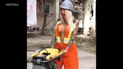Блондинка повдига настроението на работниците