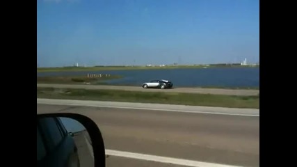 Тъпанар потапя Bugatti Veyron в езеро 