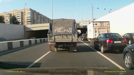 луд руснак кара пазарска количка по пътя (смях)