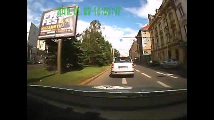 Бързи яростни в германия - Полицаи гонят моторист