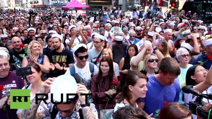 САЩ: Хиляди сключиха устни на Таймс Скуеър за годишната целувка по случай втората световна война