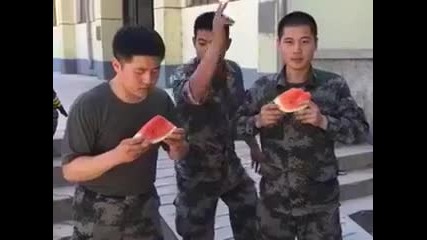 Китайски военни се състезават по ядене на диня
