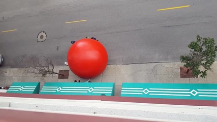 Преследват гигантско червено кълбо по улиците в Охайо