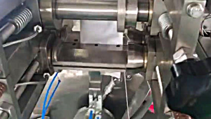 Машина за пакетиране на чай във филтърни пакетчета в плик с конец и етикет