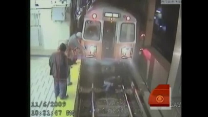 Пияна пада в метрото и оцелява 