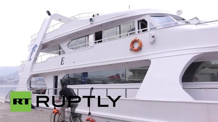Greece: Luxury yacht ferries hundreds of refugees to Lesbos