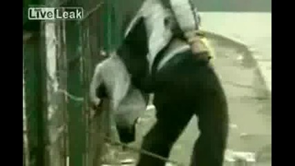 Пиян руснак не може да си вдигне гащите !!!
