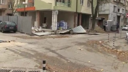 Ураганен вятър събори керемиди и мазилки в Русе