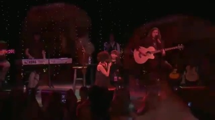 Selena Gomez пее A Year Without Rain с фен на Унуцеф благотворителен концерт в The Roxy